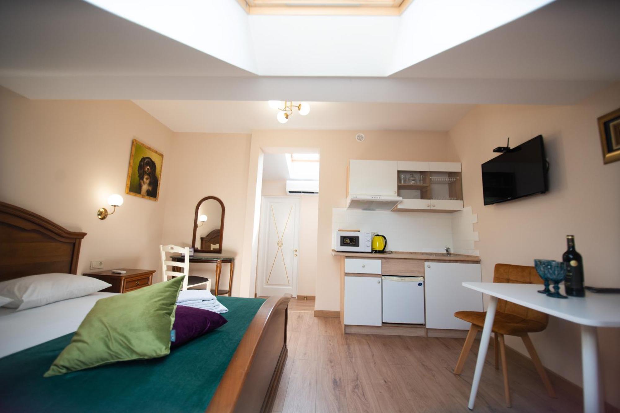 Apart Yaroslava Osmomysla 9 Square - City Center Lviv Bilik gambar