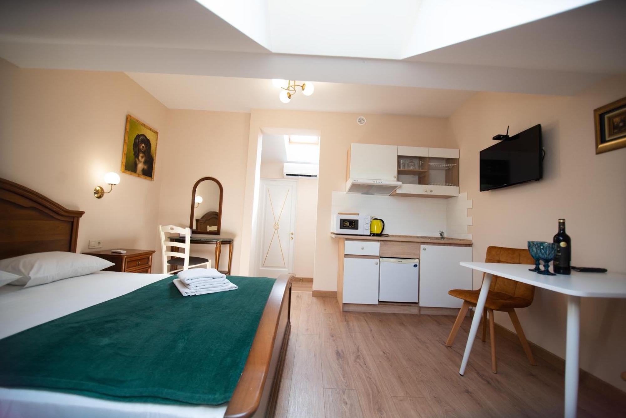 Apart Yaroslava Osmomysla 9 Square - City Center Lviv Bilik gambar